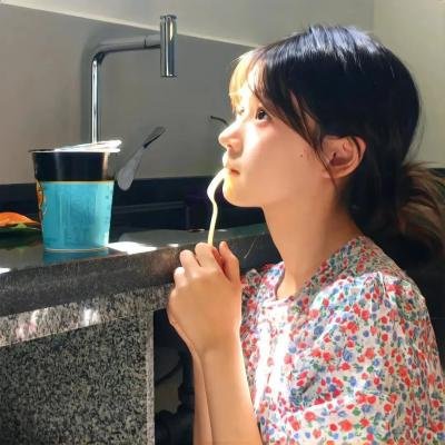 芒果和红色轮椅